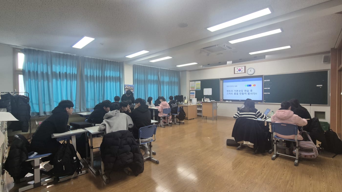 코딩과 음악의 융합, 창의력을 발휘하여 드론 오케스트라를 만들어내는 학생들