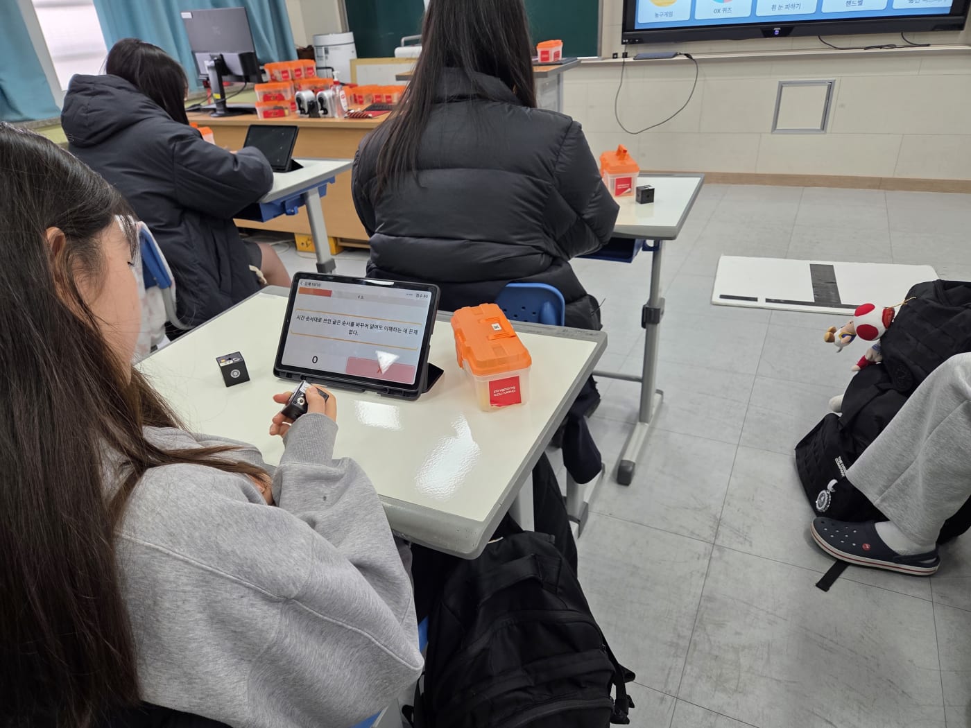 스크래치 블록을 조립하며 코딩의 원리를 배우는 학생