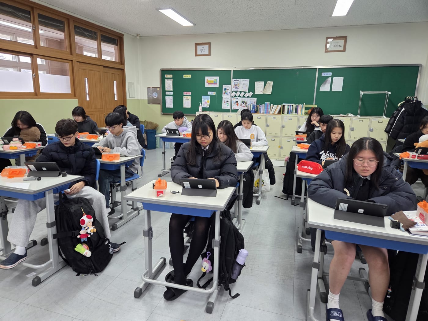 자신이 만든 코드를 친구들에게 설명하며 원리를 다시 한번 익힙니다.