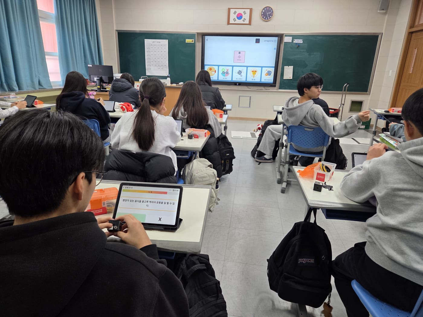 모터와 바퀴를 연결하며 로봇의 기본 구조와 작동 원리를 이해하는 과정