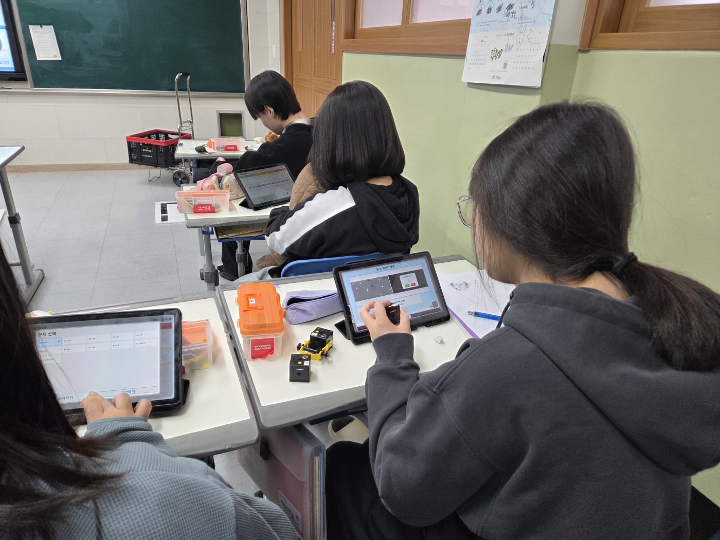 센서값에 따라 스스로 판단하고 움직이는 미니카를 테스트하는 학생들