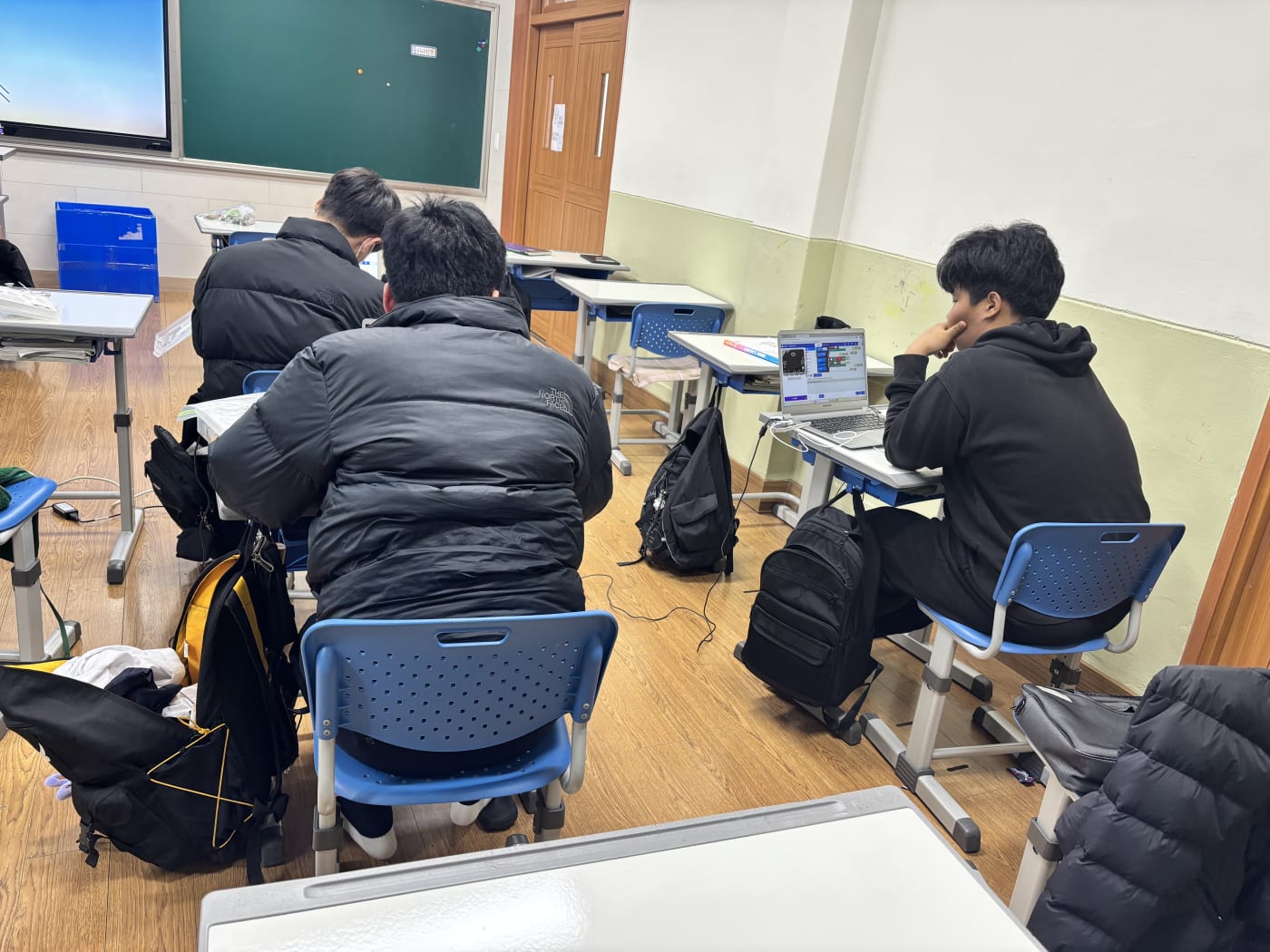 학생이 마이크로비트를 활용해 만든 피지컬코딩 결과물을 들어 보이고 있다.
