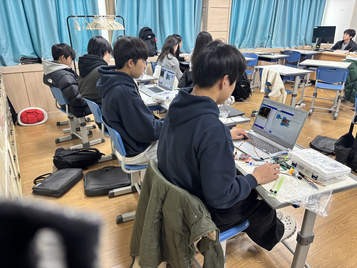 마이크로비트 버튼과 센서를 활용하여 완성된 간단한 게임 프로젝트.