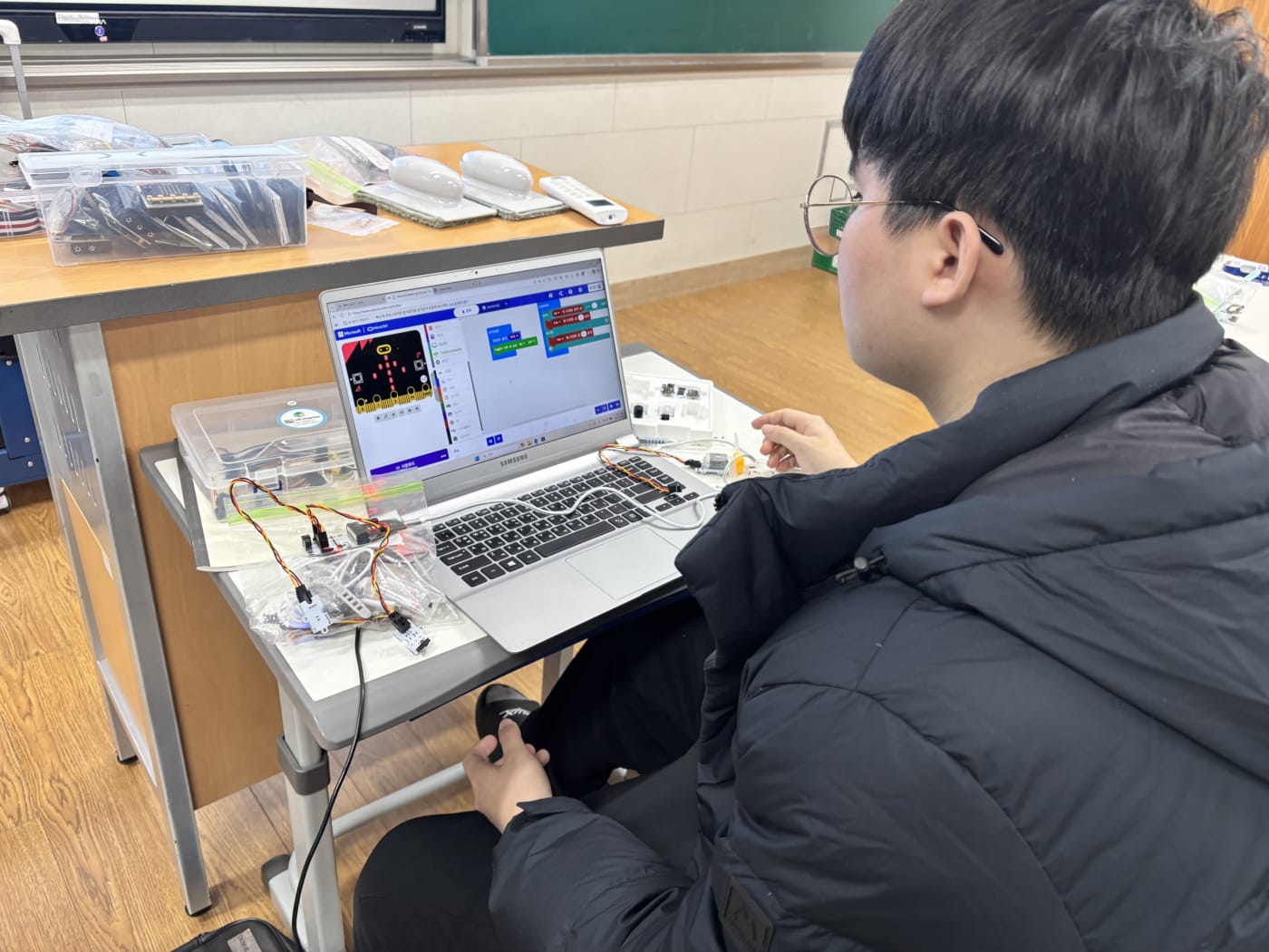 자신이 코딩한 결과물이 실제로 작동하는 모습을 보며 성취감을 느끼는 학생들.