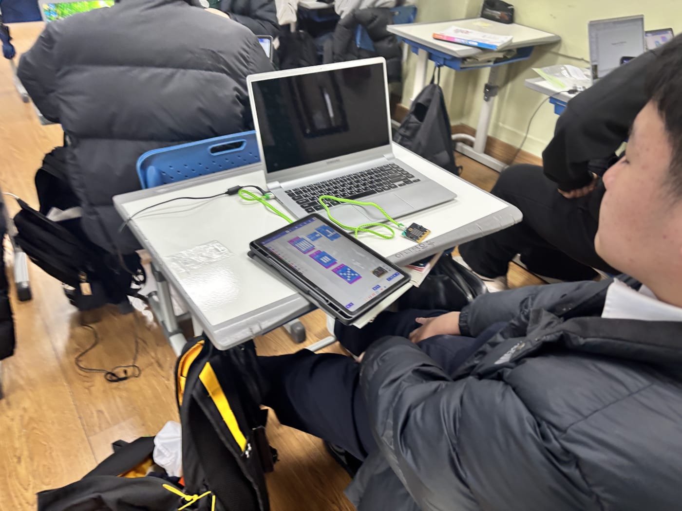 작은 보드 안에 가속도, 나침반 등 다양한 센서가 내장된 마이크로비트.