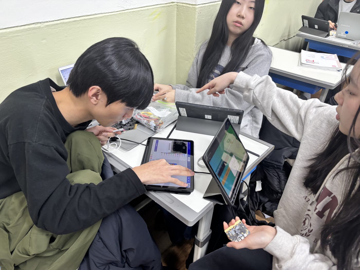 학생들이 노트북을 보며 알고리즘이 실제로 어떻게 작동하는지 직관적으로 이해하고 있다.