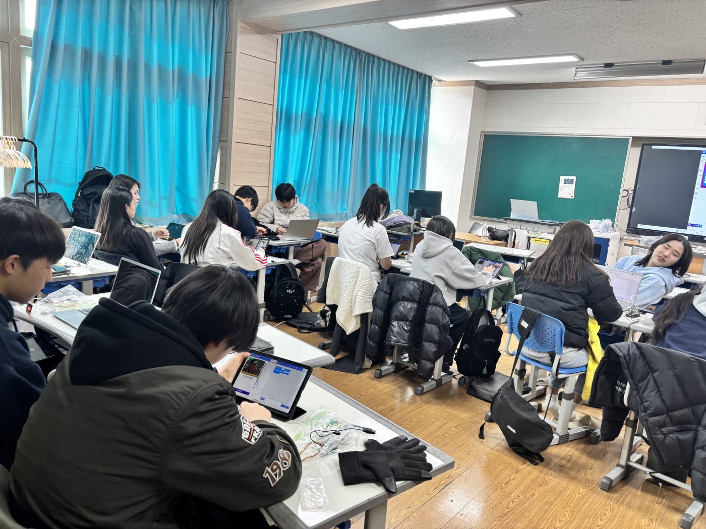 코딩을 통해 마이크로비트 LED에 하트 모양을 출력하며 알고리즘을 시각적으로 확인하는 모습.
