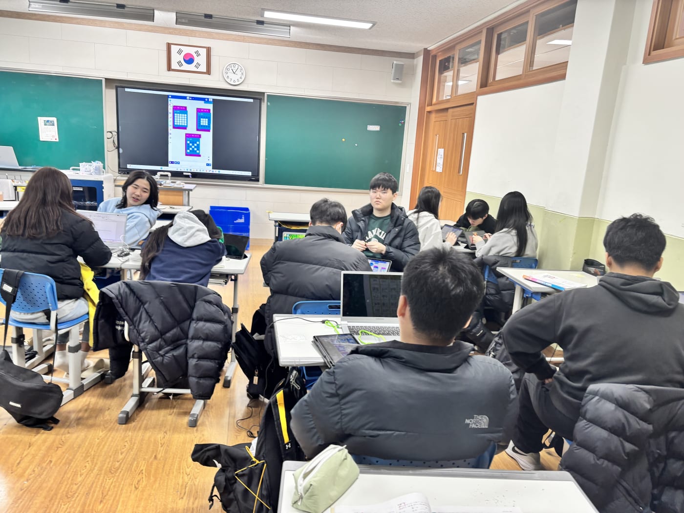 강사의 지도에 따라 마이크로비트의 다양한 센서 기능을 체험하고 있는 학생.