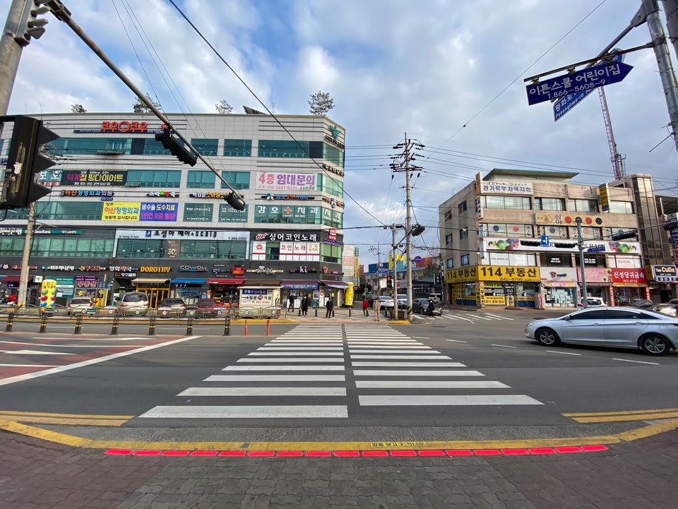 스마트폰을 보며 걷는 보행자도 쉽게 인지할 수 있는 바닥형 보행신호등