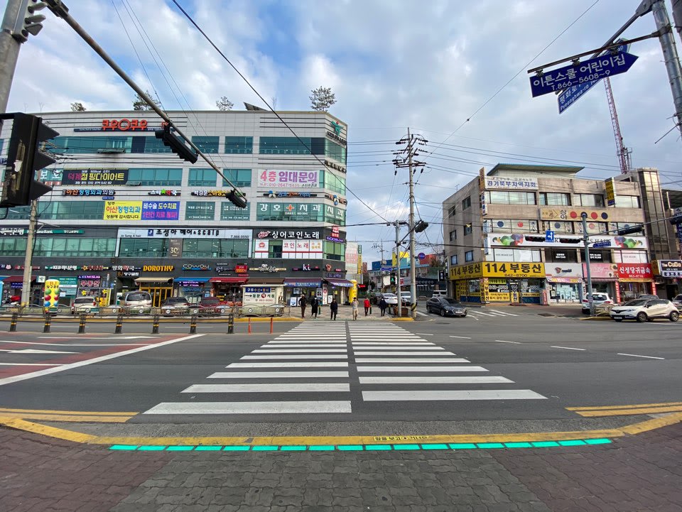 야간 및 우천 시에도 높은 시인성을 자랑하는 LED 바닥형 보행신호등