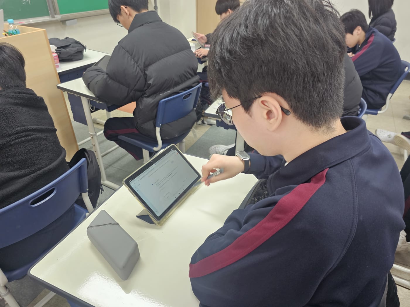 생성형 AI의 윤리적 활용에 대해 고민하며 실습에 참여하는 모습