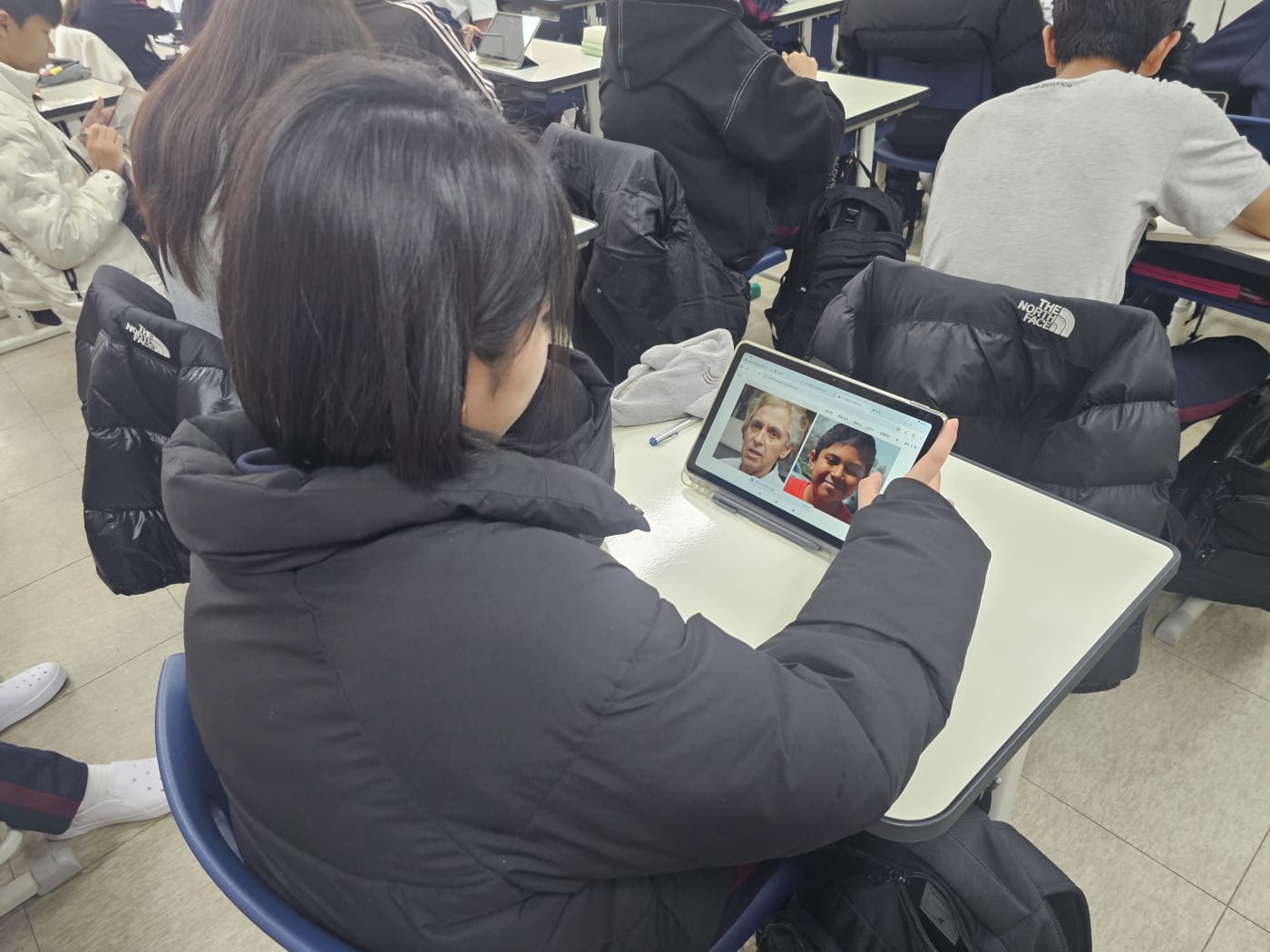 교육을 통해 생성형 AI 활용에 자신감을 얻은 학생의 밝은 모습