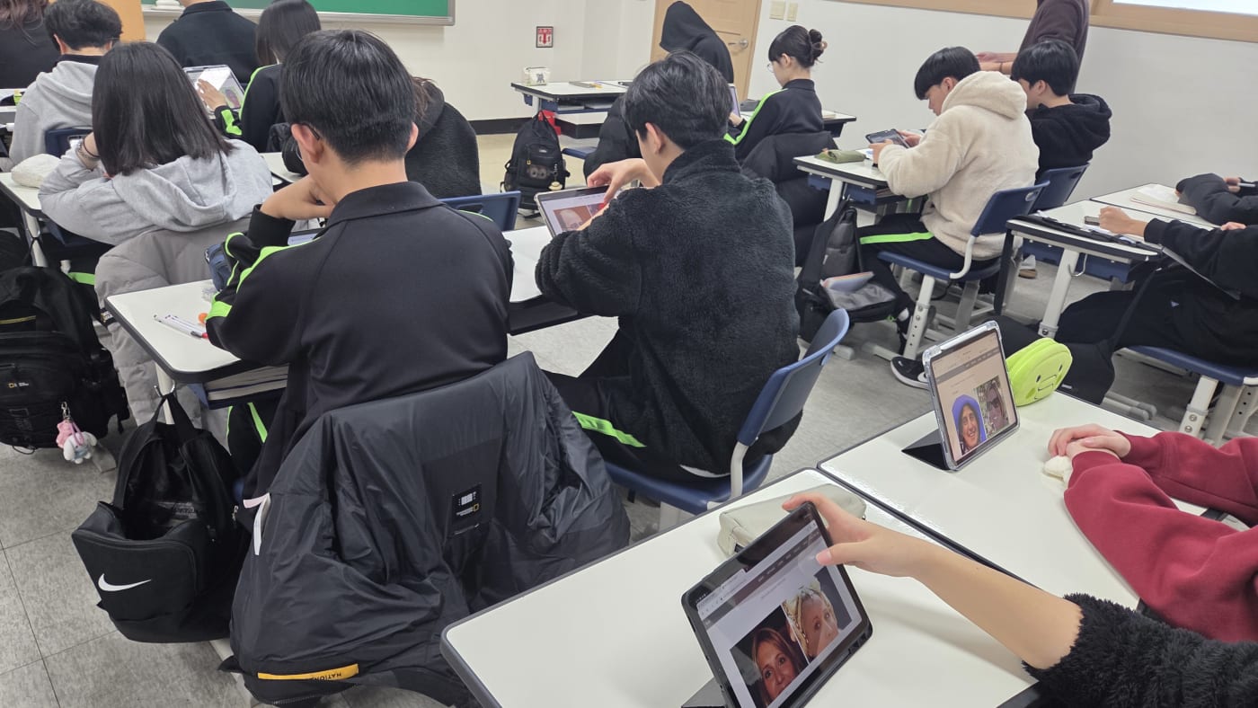 딥페이크 등 AI 기술의 사회적 영향에 대해 진지하게 경청하는 학생들