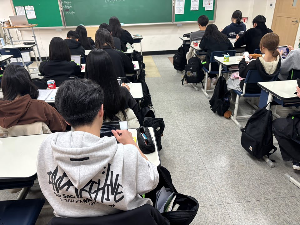 브루(Vrew)를 사용하여 발표 자료에 맞는 AI 스크립트를 생성하는 모습