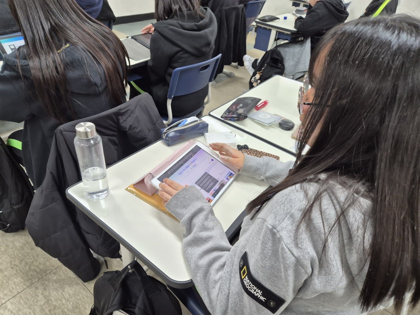 학생들이 직접 AI 도구를 활용해 프레젠테이션을 만들어보는 실습 시간