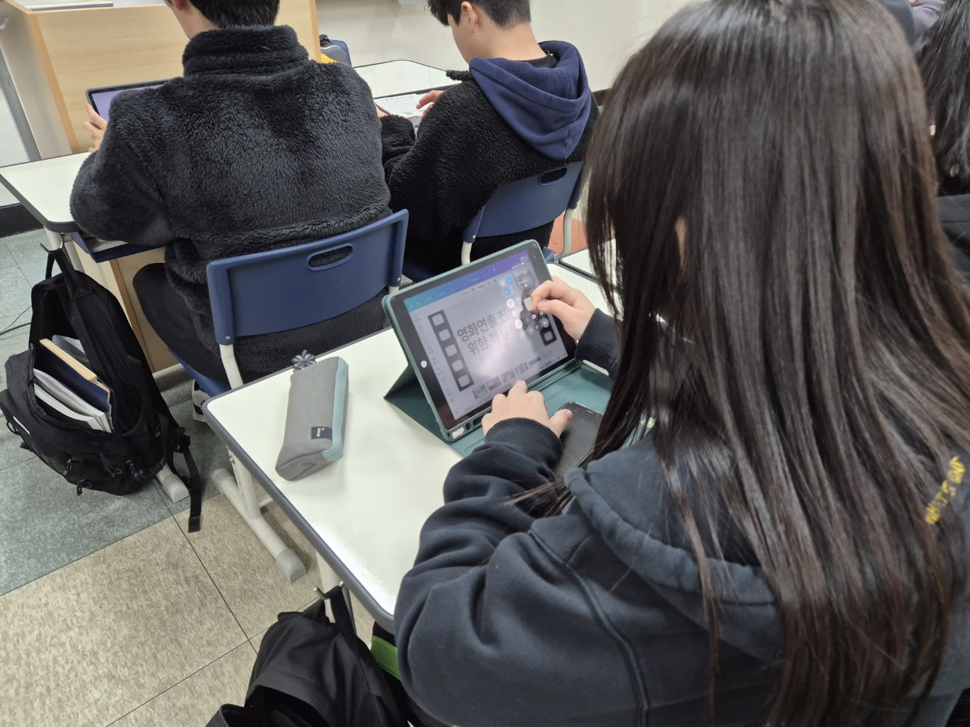 다양한 생성형 AI 도구들의 특징을 비교하며 배우는 학생들