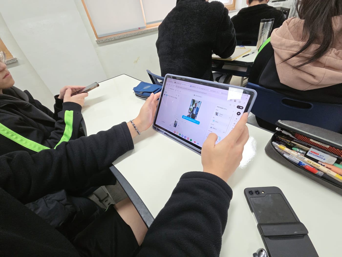 제미나이(Gemini)를 활용해 각자의 관심 진로 분야와 관련된 아이디어를 탐색하는 모습