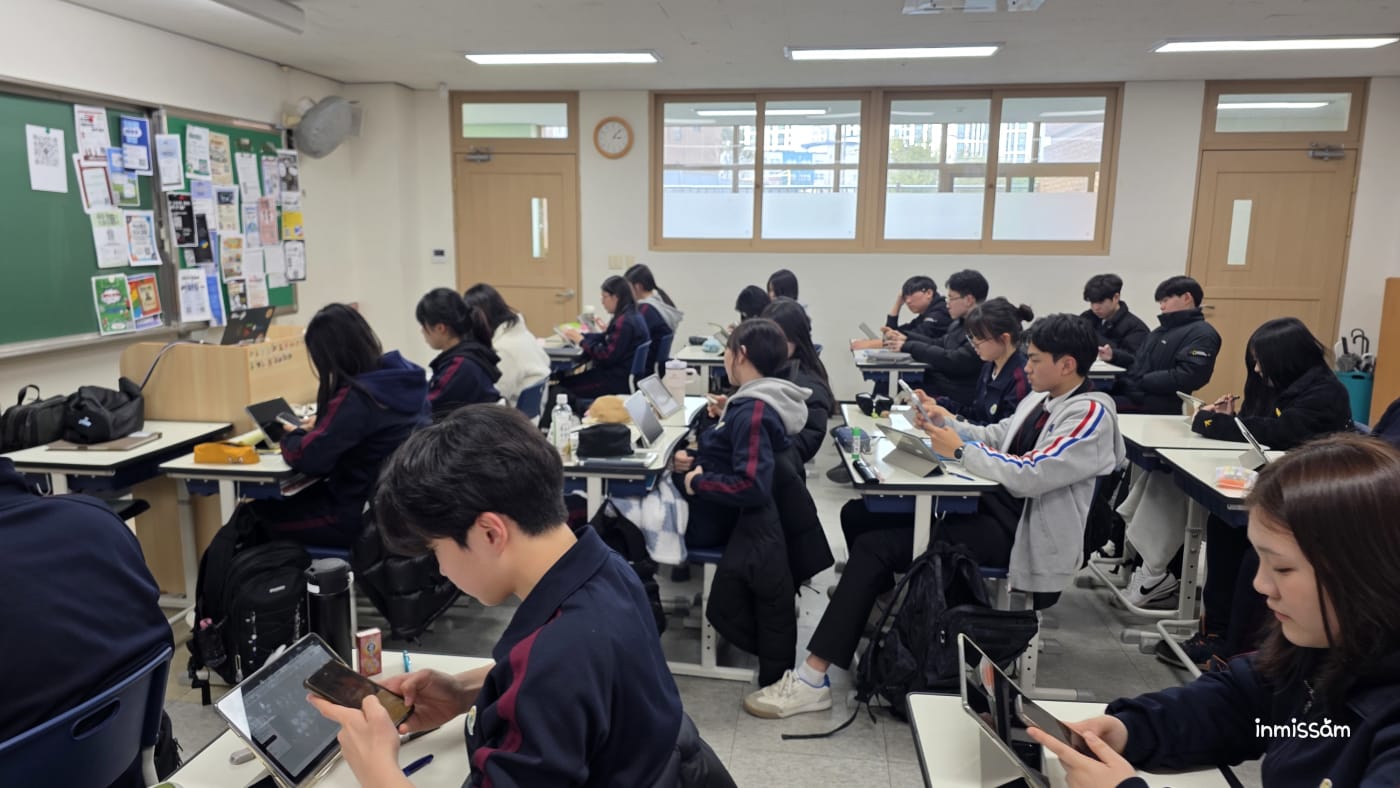 범박고등학교 학생들과 생성형 인공지능을 탐구하는 수업 모습