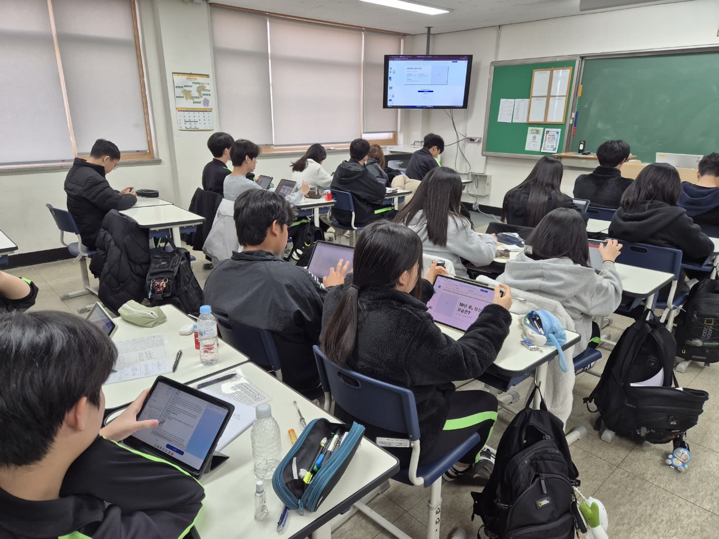 AI를 활용한 프레젠테이션 제작 교육에 참여 중인 학생들