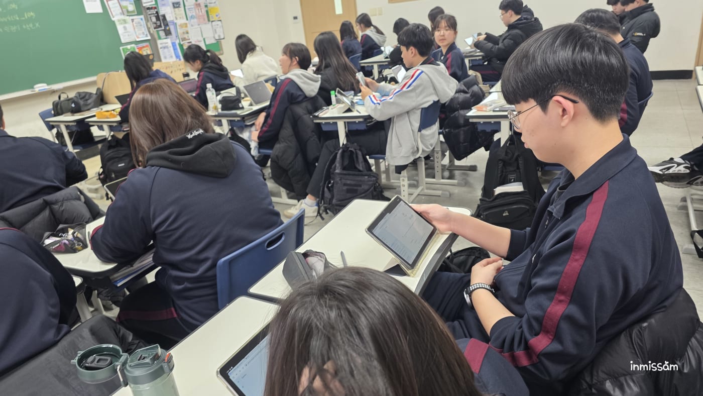 간단한 프롬프트와 구체적인 프롬프트에 따른 인공지능 그림 결과물 비교