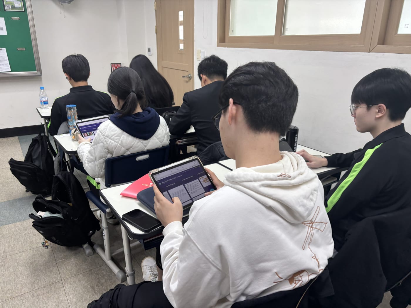 수업을 마치고, AI와 함께할 미래를 고민하는 학생들