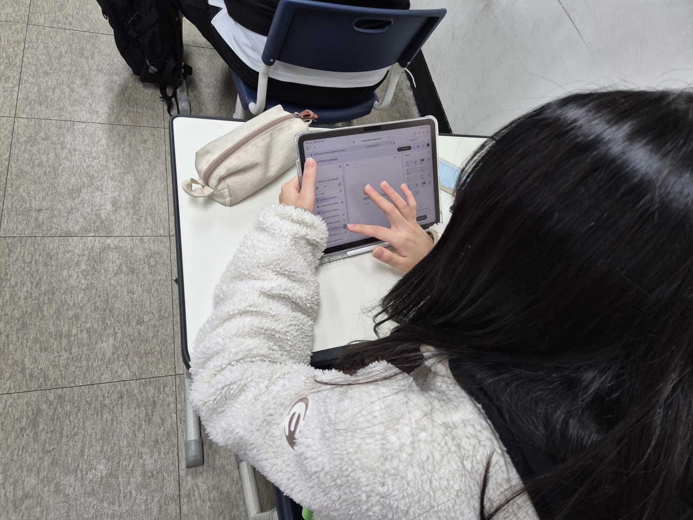 챗GPT로 생성한 프롬프트를 활용하여 감마와 캔바에서 슬라이드를 디자인하는 학생