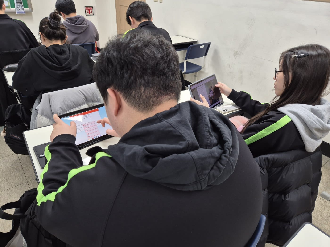 ChatGPT와 캔바를 연동하는 최신 기능을 실습하는 장면