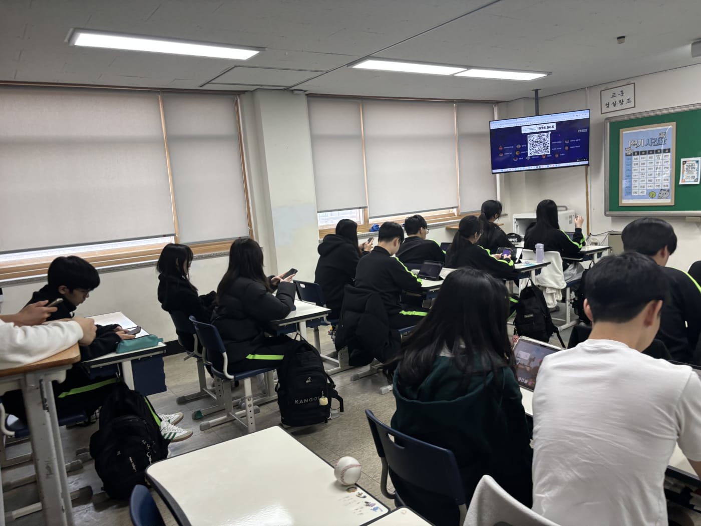 딥페이크 판별 퀴즈 등 다양한 활동에 적극적으로 참여하는 학생들