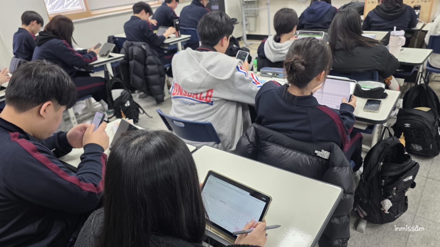 단순한 선 그림이 인공지능을 통해 다양한 스타일의 예술 작품으로 변환되는 과정