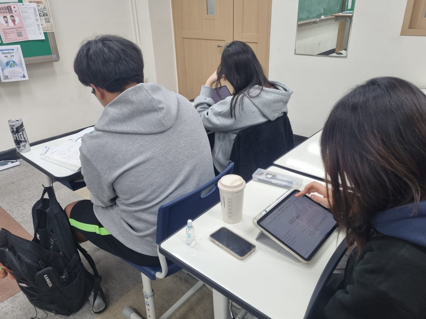 AI 교육에 집중하고 있는 범박고등학교 학생들의 모습