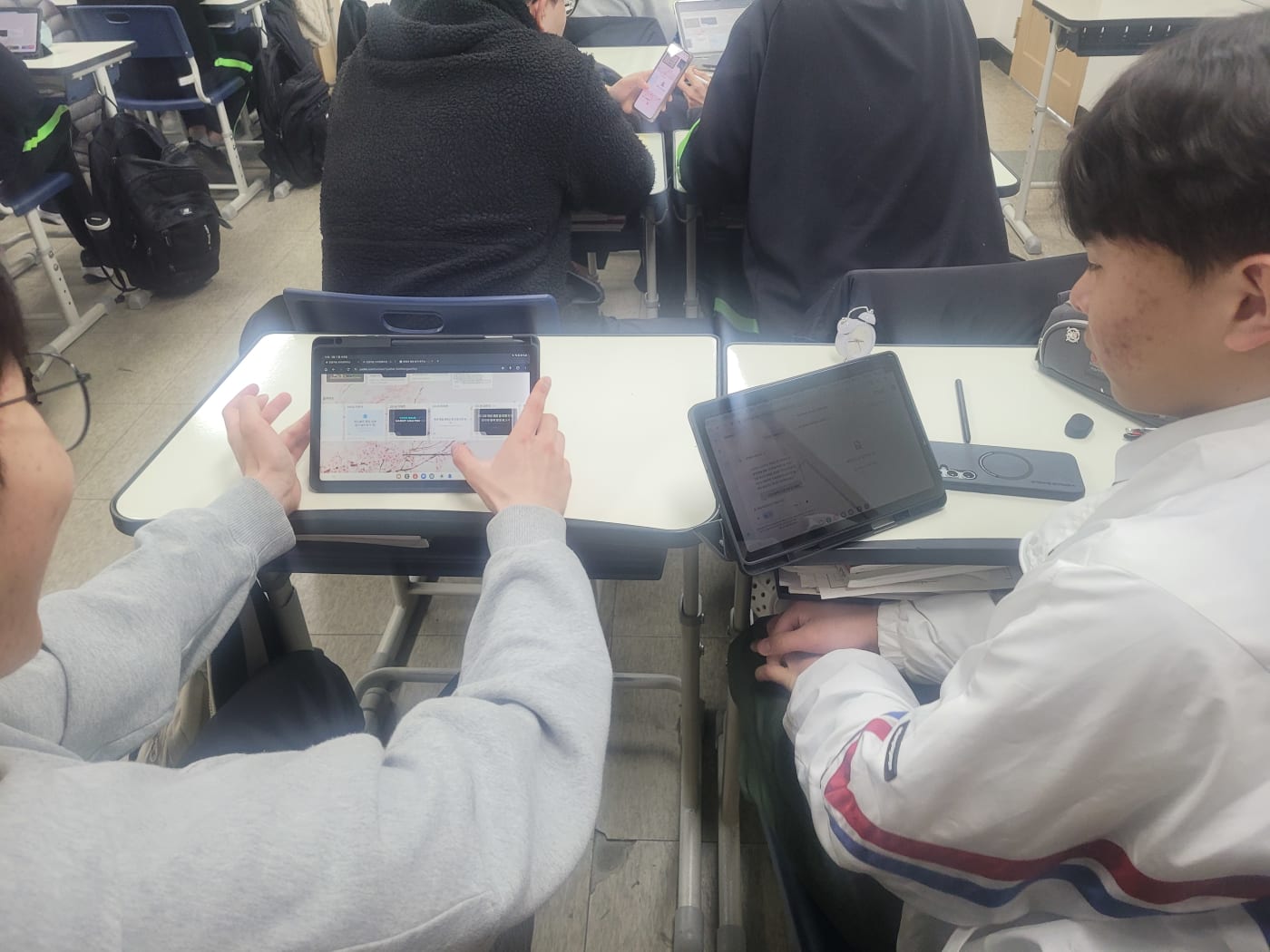 발표 주제에 맞는 객관적인 데이터를 수집하는 모습