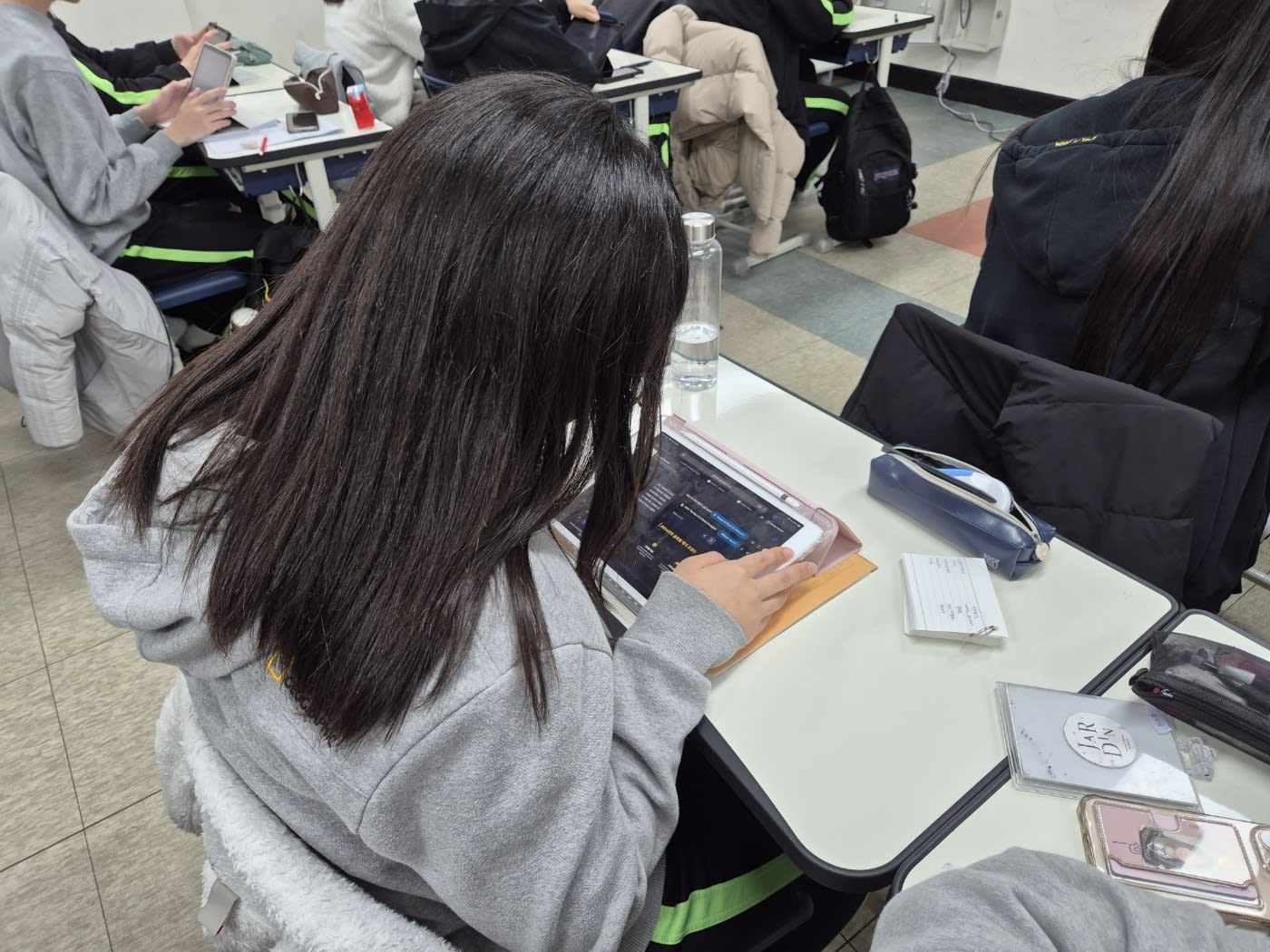AI 캐릭터를 삽입하여 영상의 완성도를 높이는 방법을 배우고 있다