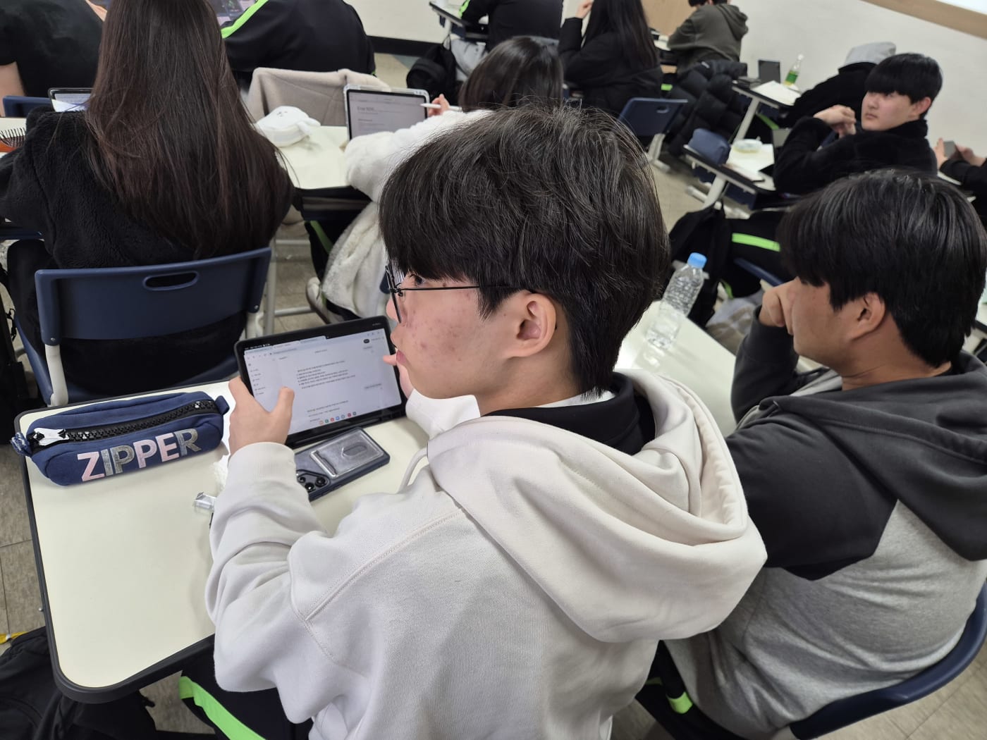 제미나이를 활용하여 생성한 창의적인 시각적 아이디어 예시