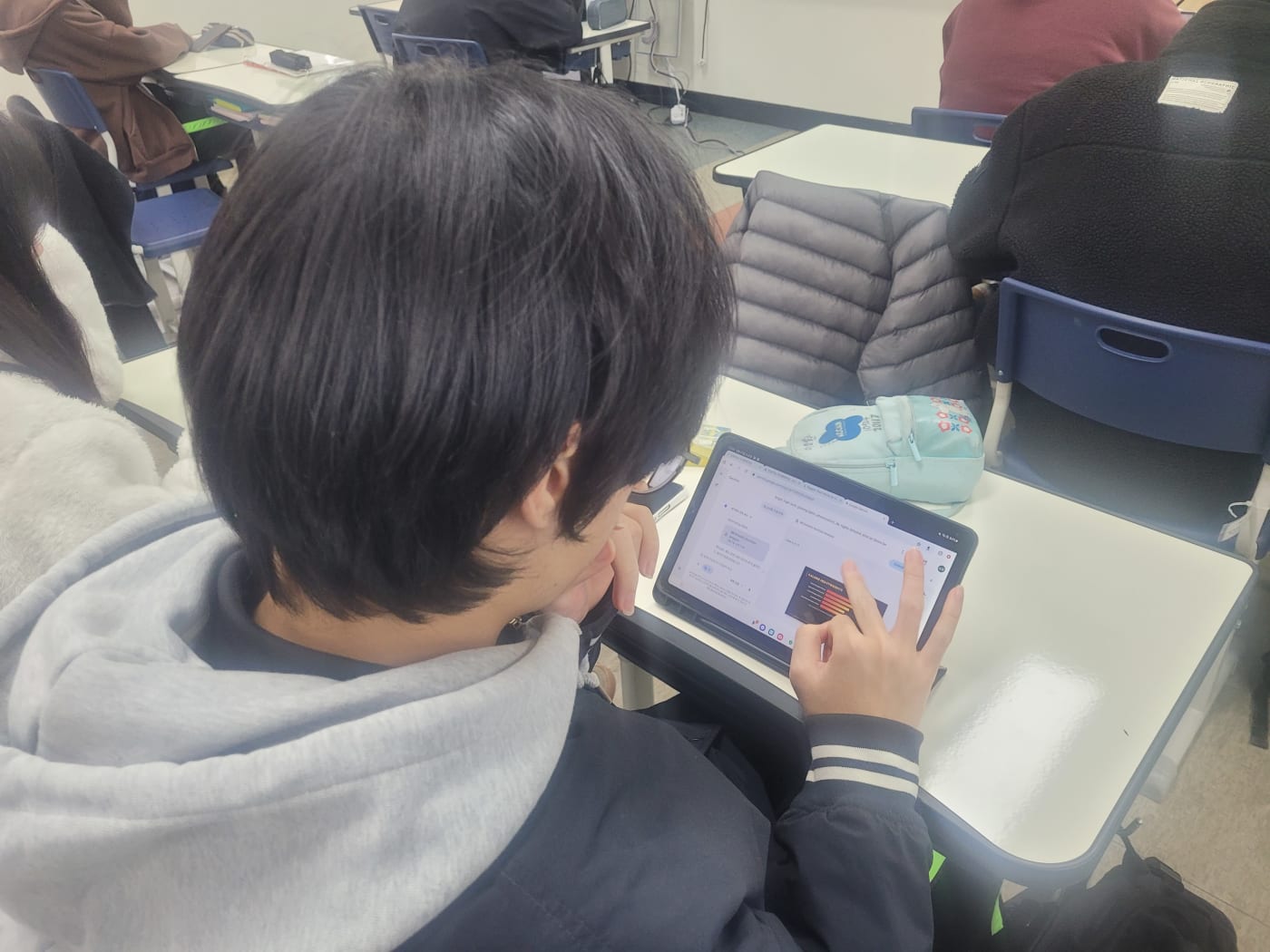 생성형 AI 도구를 활용해 발표 슬라이드를 만드는 학생들