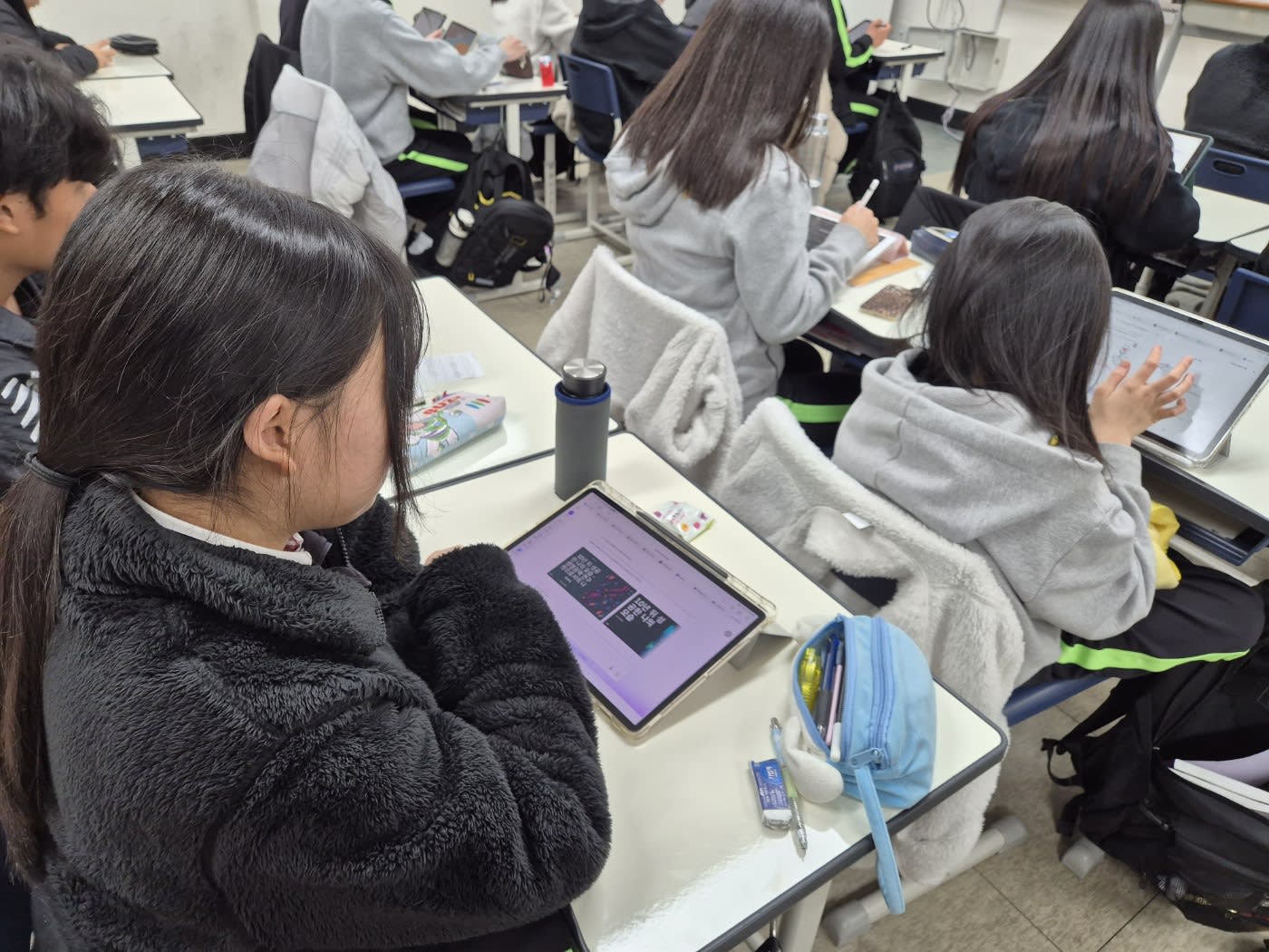 완성된 슬라이드를 동영상으로 만드는 과정에 큰 흥미를 보이는 학생들