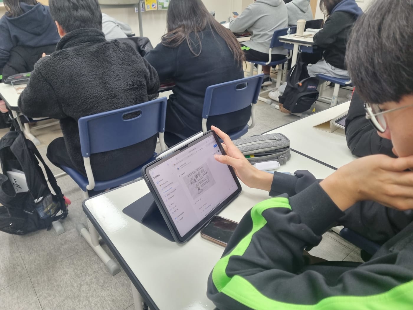 팀원들과 협력하여 창의적인 AI 이미지를 생성하는 실습
