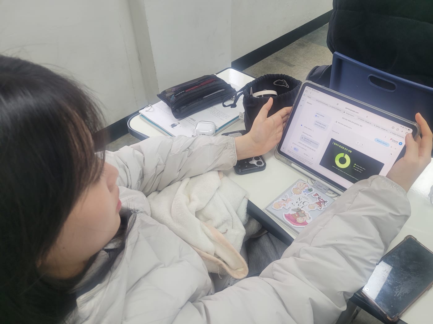 기술의 사회적 영향에 대해 적극적으로 의견을 나누는 학생