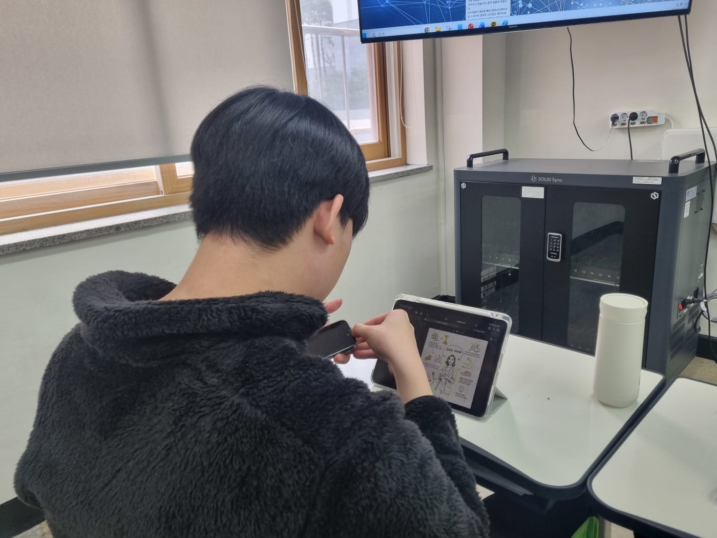 정교한 묘사 기법을 통해 원하는 이미지를 얻도록 돕는 강사