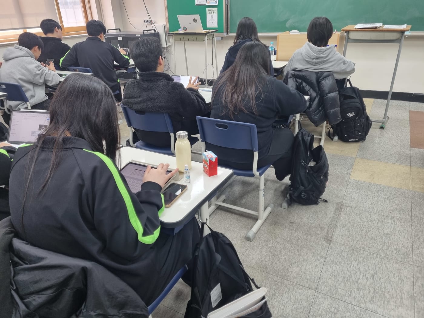 반복적인 시도와 수정을 통해 고품질 이미지를 완성해가는 과정
