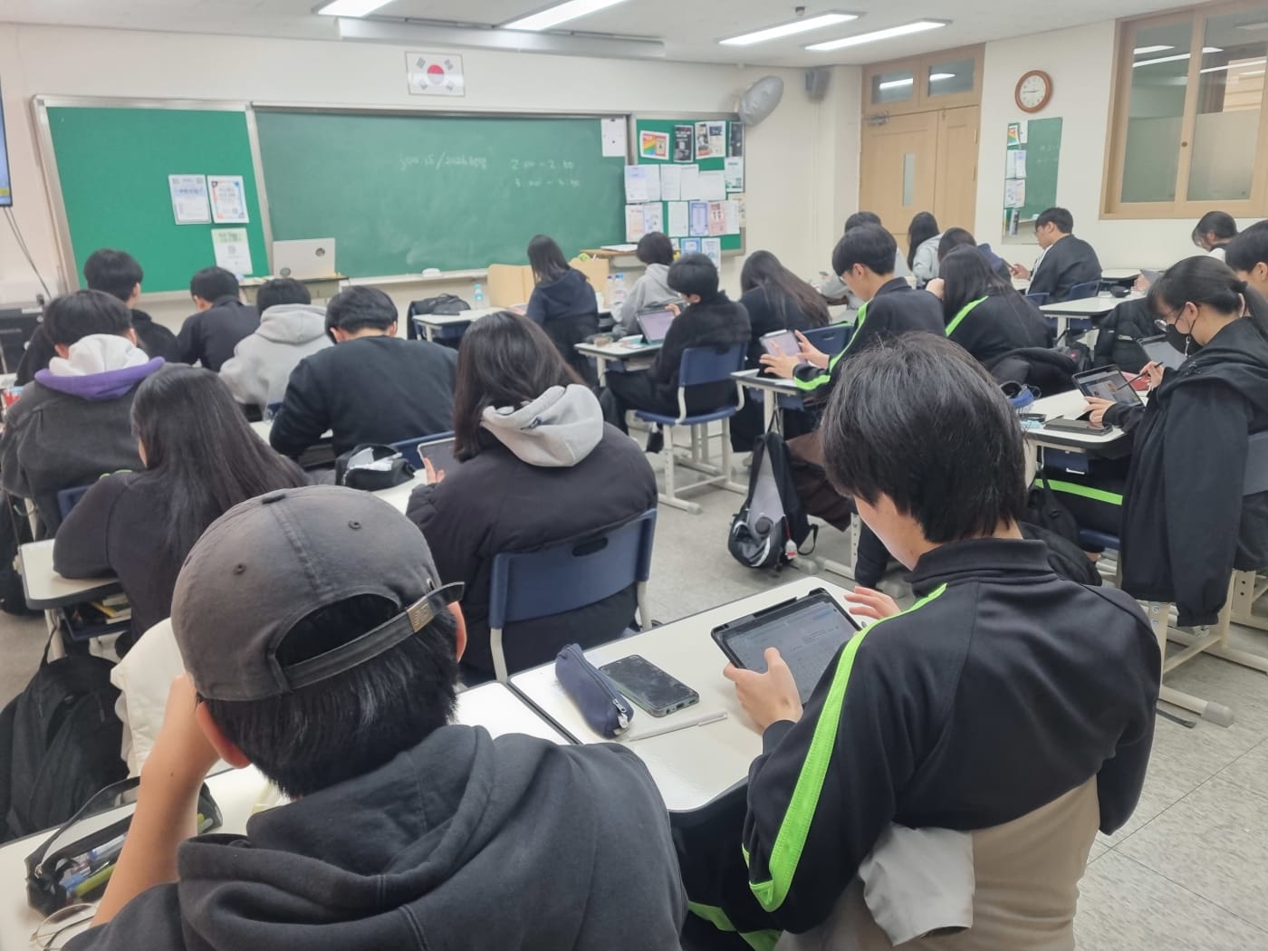 AI를 효과적으로 활용하는 법을 배우며 자신감을 얻은 학생의 밝은 표정