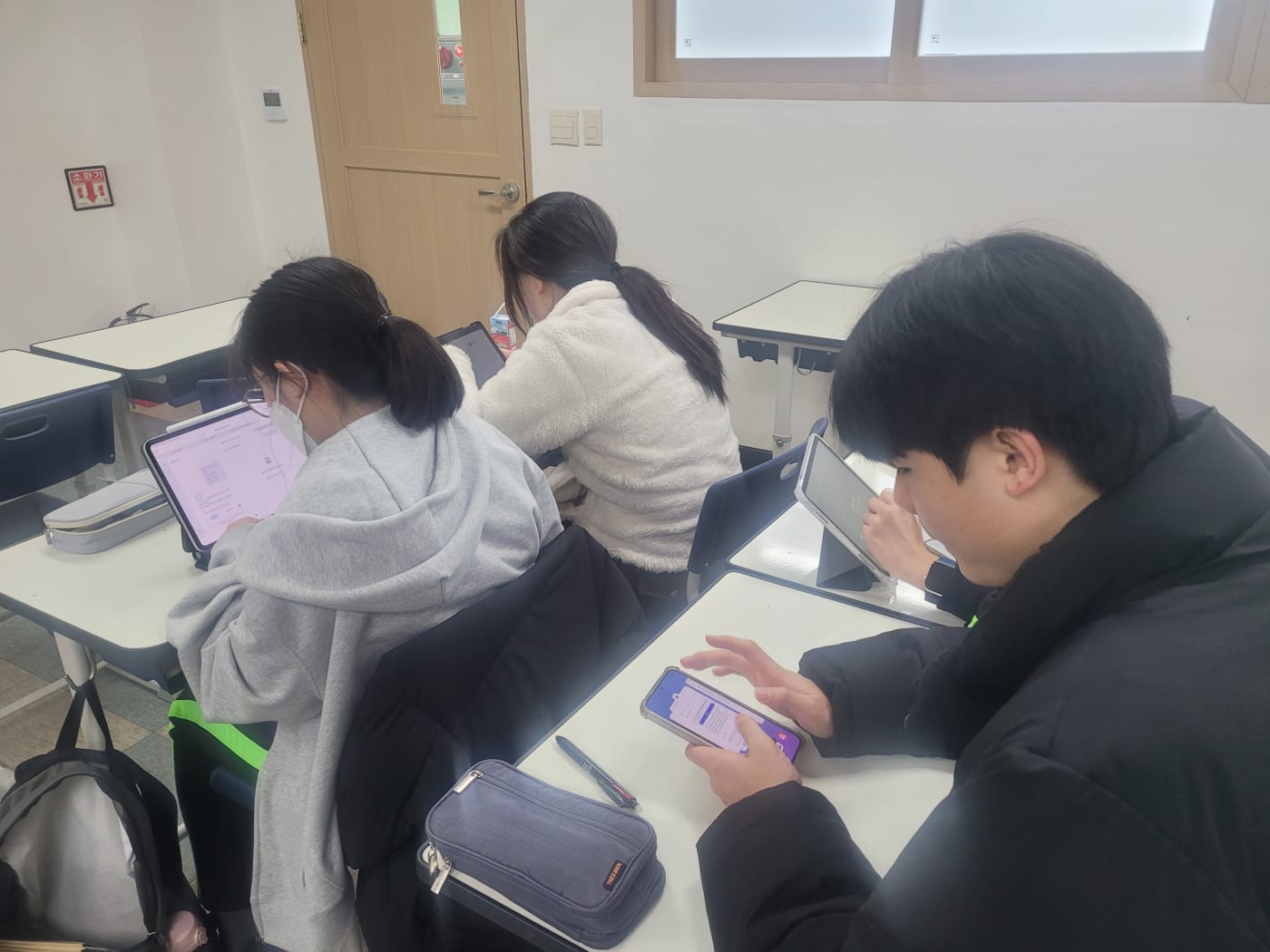 딥페이크와 인공지능 윤리에 대한 수업에 집중하는 학생들