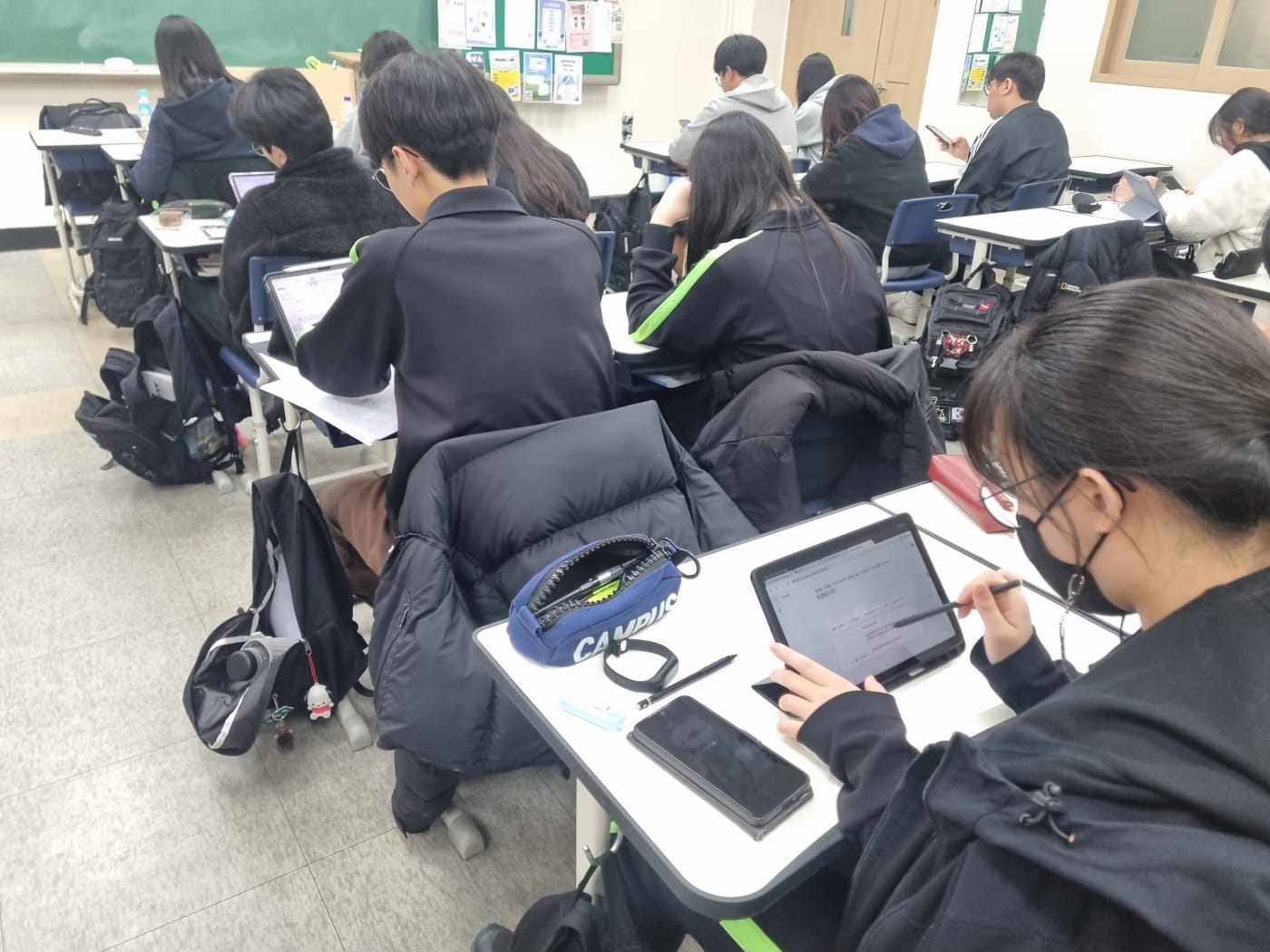 배운 프롬프트 엔지니어링 기법으로 AI 프레젠테이션 제작에 도전하는 학생들