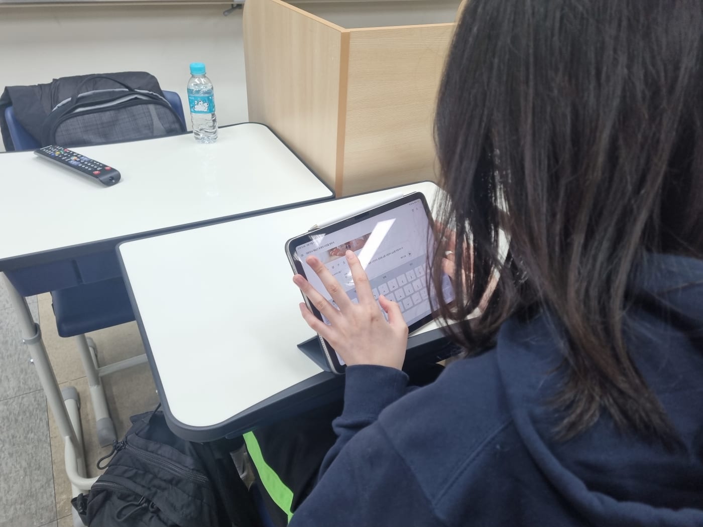 성공적으로 교육을 마친 후 자신감 넘치는 분위기의 교실