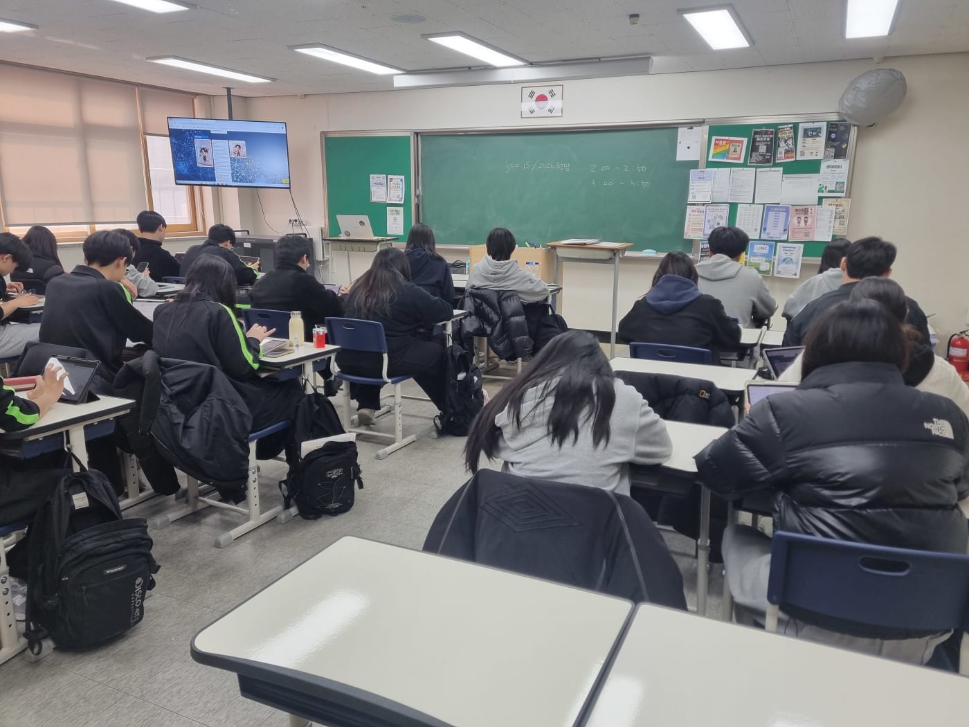 발표 주제에 맞춰 AI에게 전달할 프롬프트를 논리적으로 구성하는 중