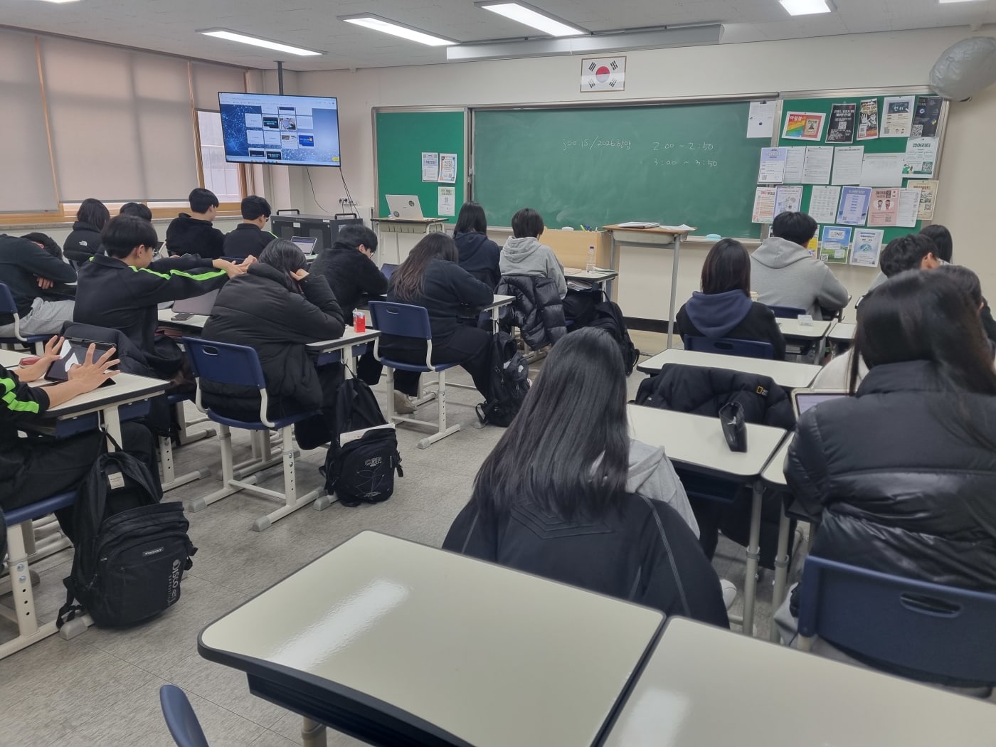 AI를 활용하여 발표 자료의 개요와 핵심 메시지를 도출하는 모습