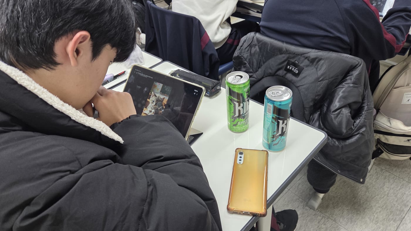 AI와의 협업을 통해 창의적인 아이디어를 구체화하는 모습