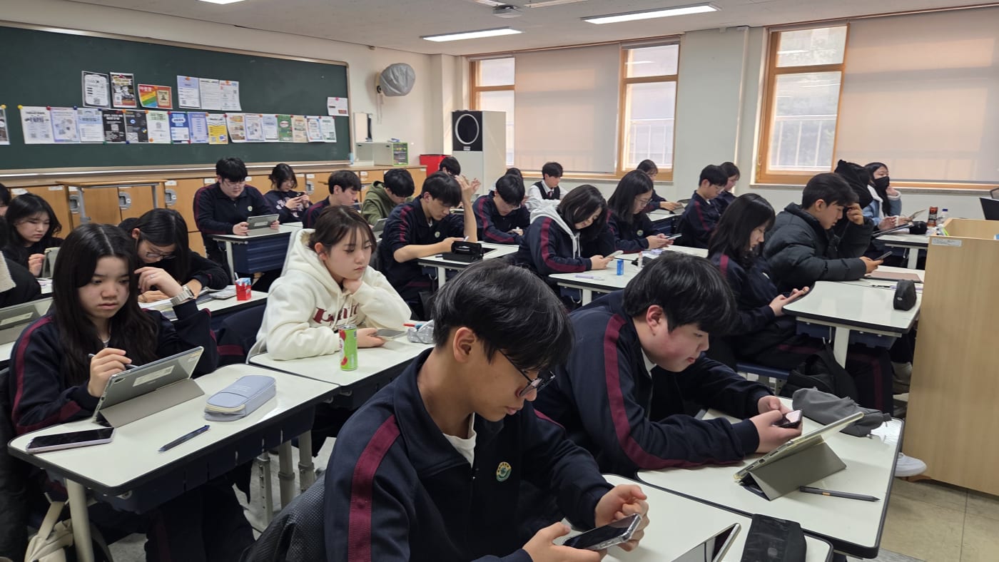 생성형 AI의 무한한 가능성을 탐색하는 모습