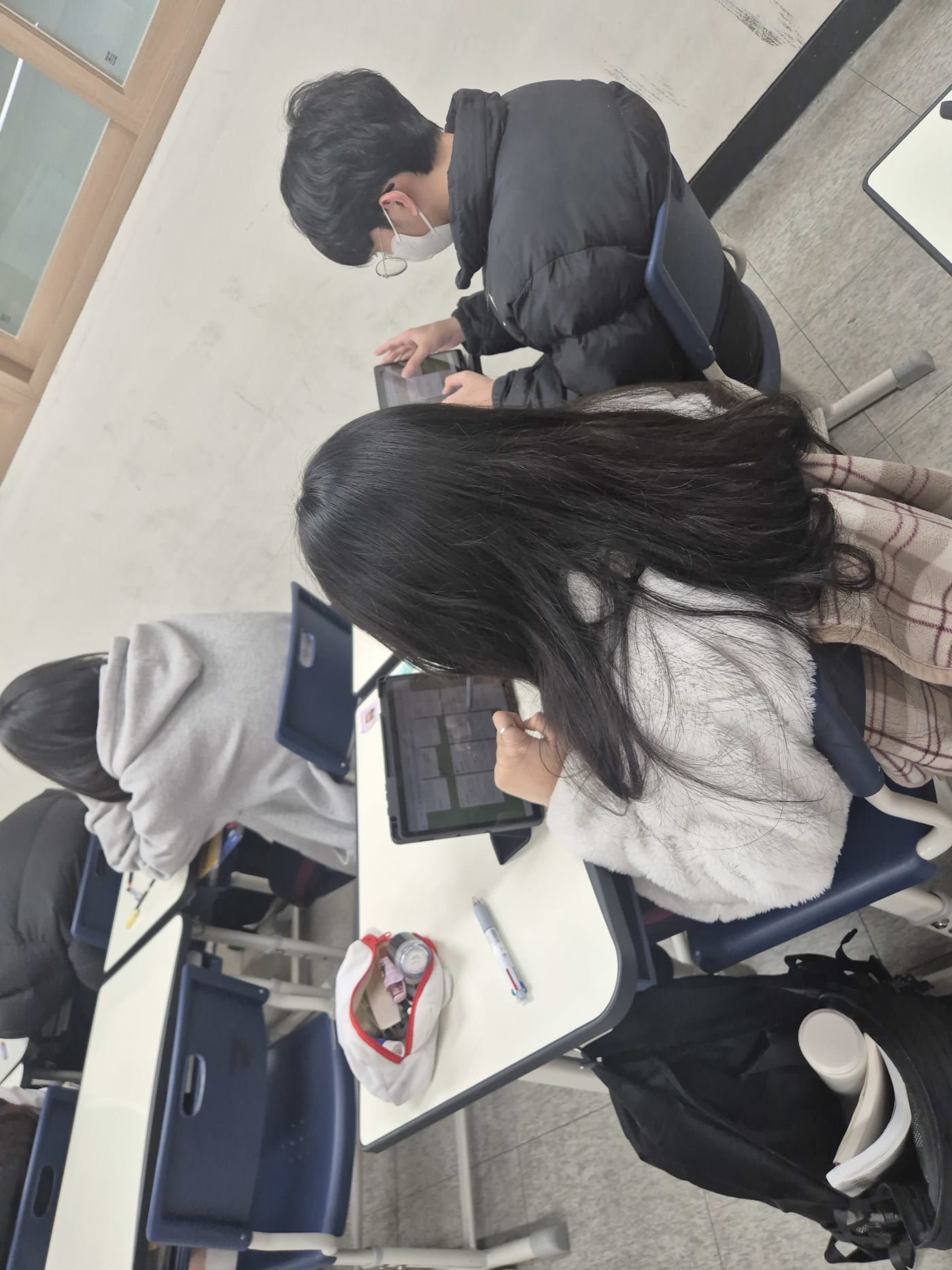 자신의 아이디어를 기술을 통해 영상으로 구현하며 높은 집중도를 보이는 학생