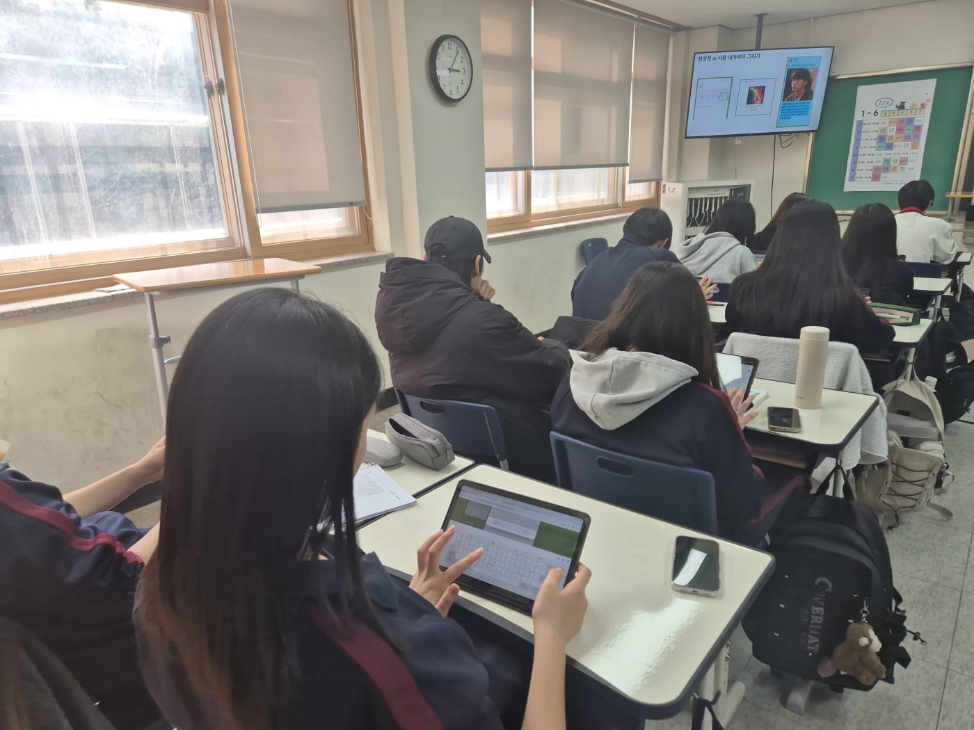 태블릿 화면 속 인터페이스를 통해 자신만의 개성을 담은 AI 아바타를 제작하는 모습