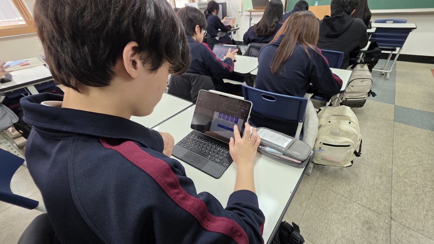 생성형 AI 도구를 사용하여 자신만의 앱이나 콘텐츠를 기획하고 실행하는 집중력 있는 모습입니다.